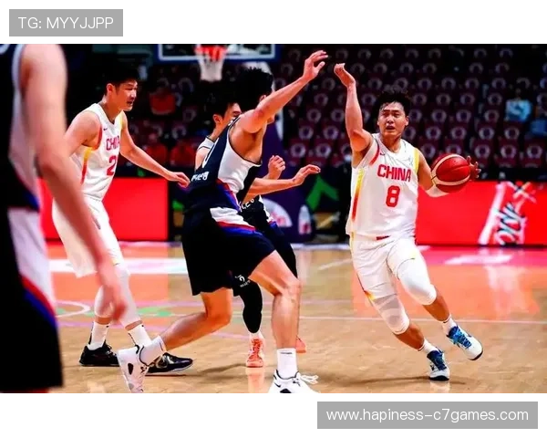 中国男篮成功逆转韩国队晋级亚洲杯四强 赛后球员与教练共同庆祝胜利