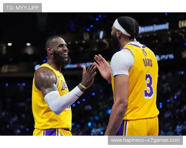 湖人逆转奇迹胜勇士 詹姆斯再现关键三分助球队夺胜